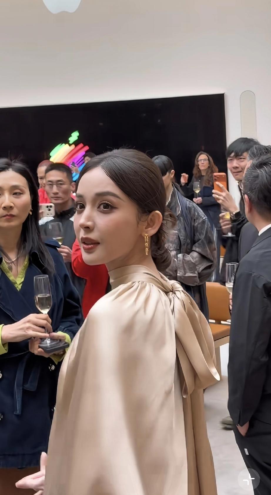 3月27日，古力娜扎在苹果50周年活动上造型像贵妇，怼脸直拍下颚线完美，不像是3