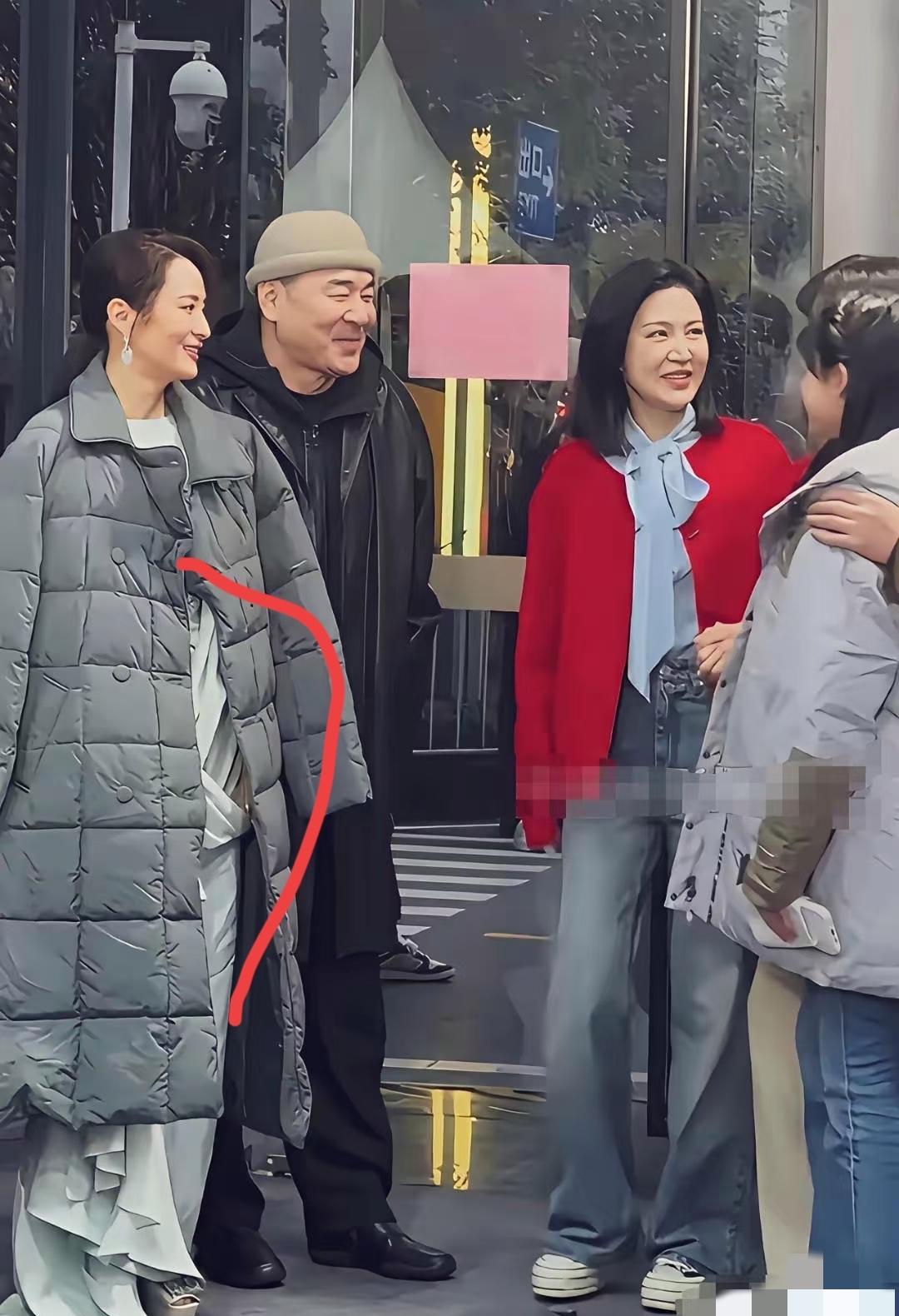 蒋勤勤的羽绒服，居然没被群嘲“土”？最新路透里，她片场穿的那件，彻底颠覆了我