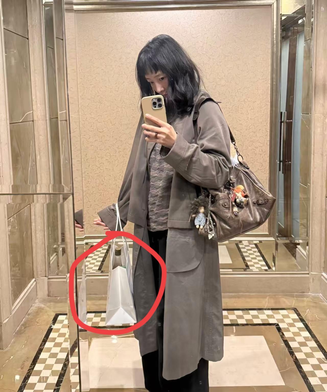 白百合真的是太接地气了！谁敢相信她一个超级会穿搭的女明星，出门居然袋子里装的