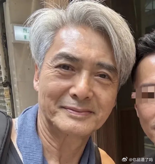 周润发跑步后到小店吃饭，与粉丝合影无修图真的好老，感觉他是断崖式衰老，完全没有当年影帝的气质了，真是