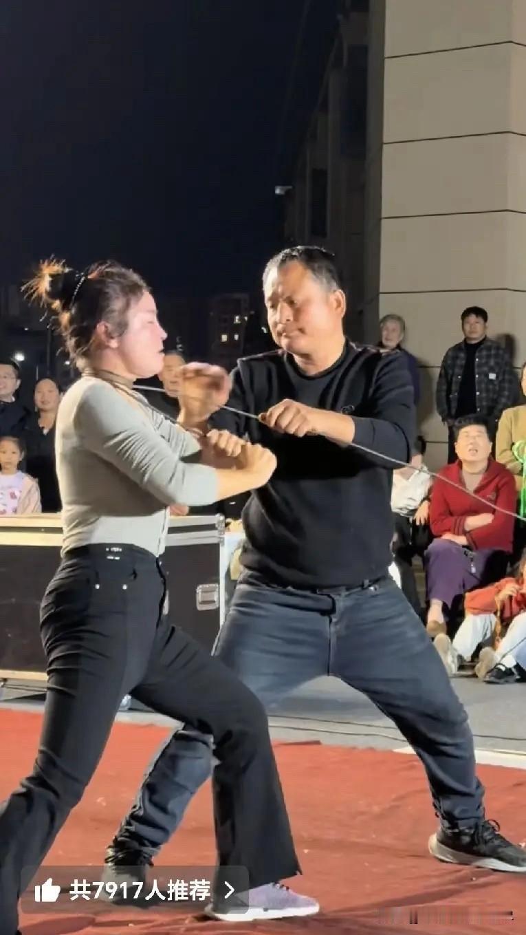 第三张照片看的我都落泪了，如果说要不是为了生活，要不是为了那几两碎银，我想这位已