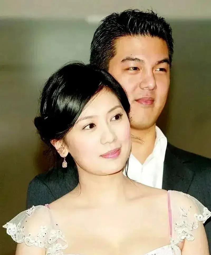 贾静雯当年为了争回女儿，硬生生掏了2600万台币，外加五年不能再婚的苛刻条款。