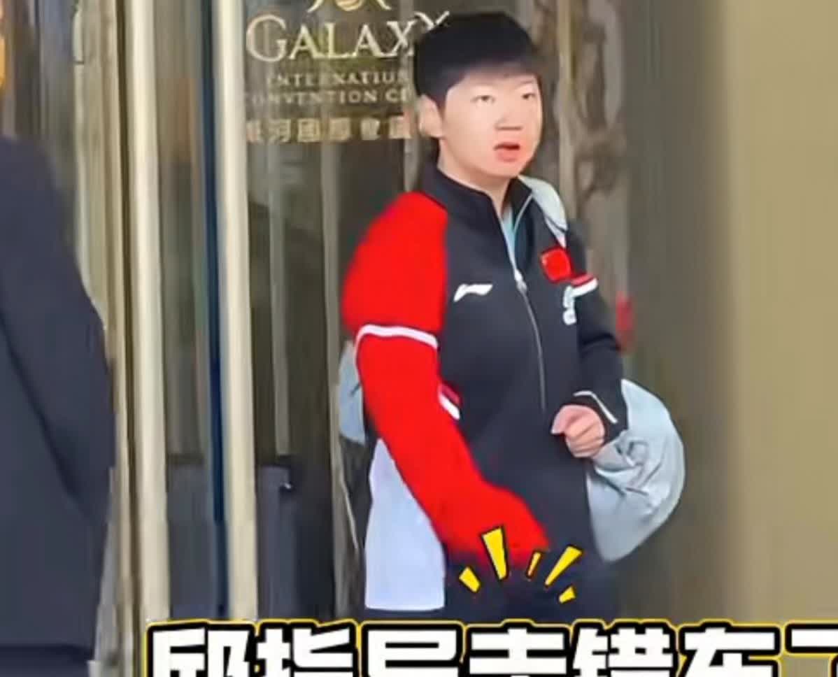 原来邱贻可也这么不靠谱！澳门首训，邱贻可带着莎莎、蒯曼上训，明明出酒店车就在