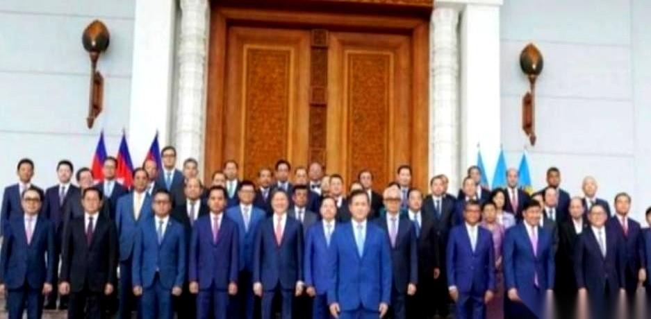 东南亚有些国家，最近的操作是真让人看不懂了。前脚刚把美国的军舰请进港口，后脚就