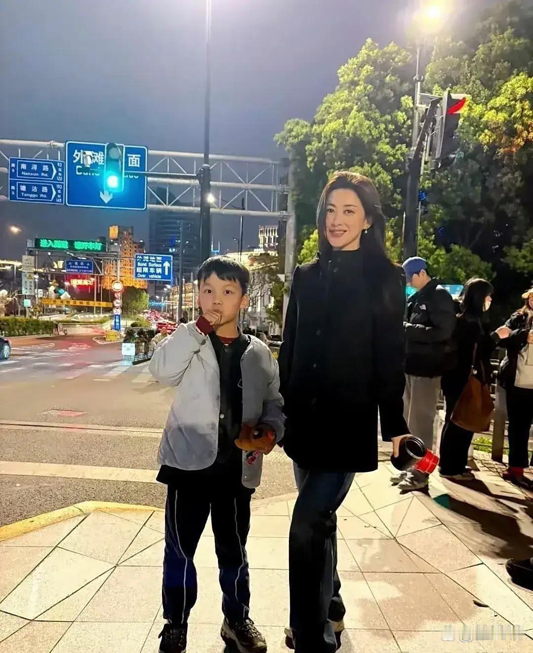 没想⁠到朱⁠珠本人也⁠﻿这么有味道，现⁠实里一样风‏韵‏‎不减。