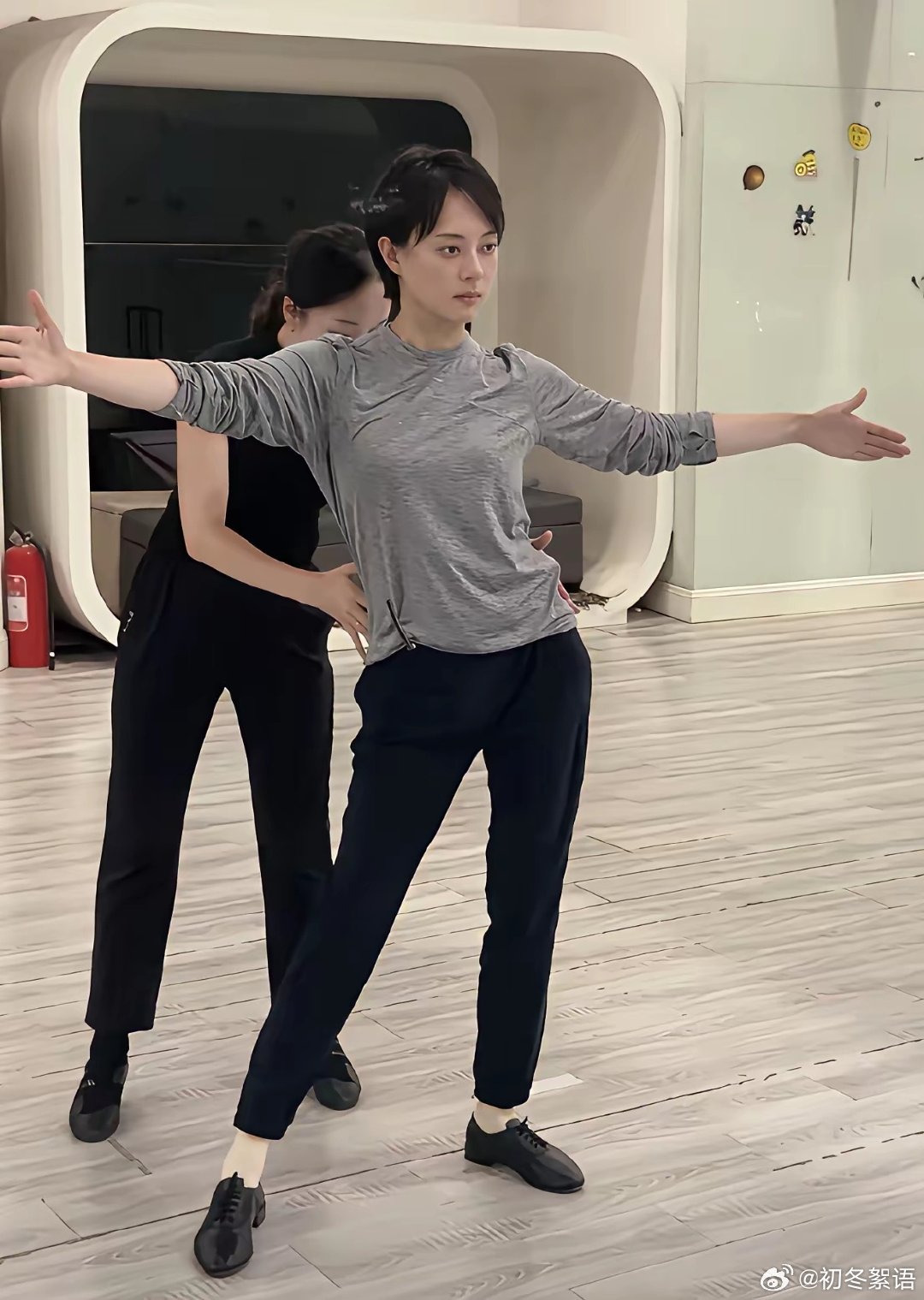 孙俪和12岁女儿一起上拉丁舞课，这个下颌线和身材是真的吗？怎么看起来跟张馨予一样了​