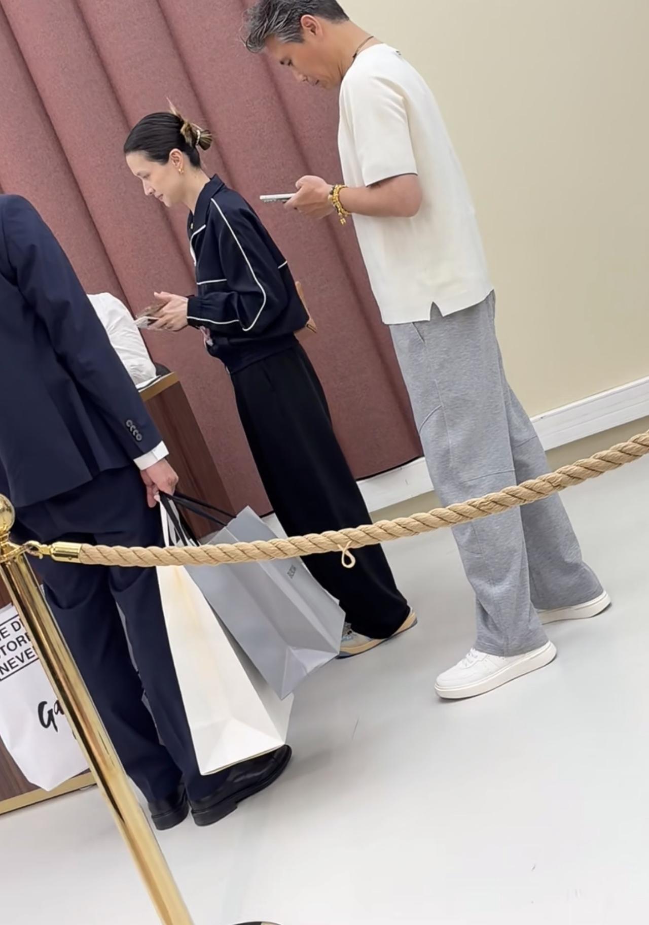 6月16日，李乃文带着老婆在英国逛街，女方真的好漂亮啊。虽然她不混娱乐圈，但是