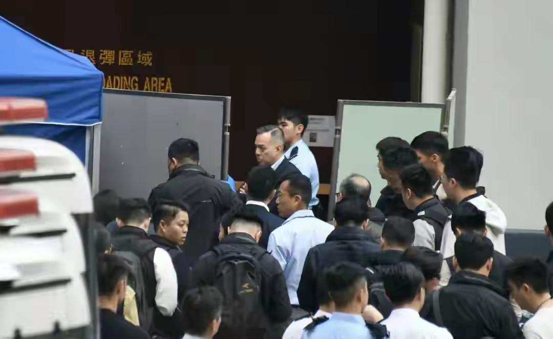 不是讣告——是整座维港的潮声，在替一位姑娘把那杯没喝完的冻柠茶，轻轻摆回她工位第