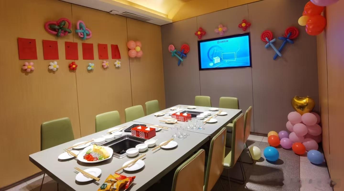 海底捞回应卷入婚庆赛道承接婚礼终于有人戳破传统酒席泡沫了！140人吃空两米长小票