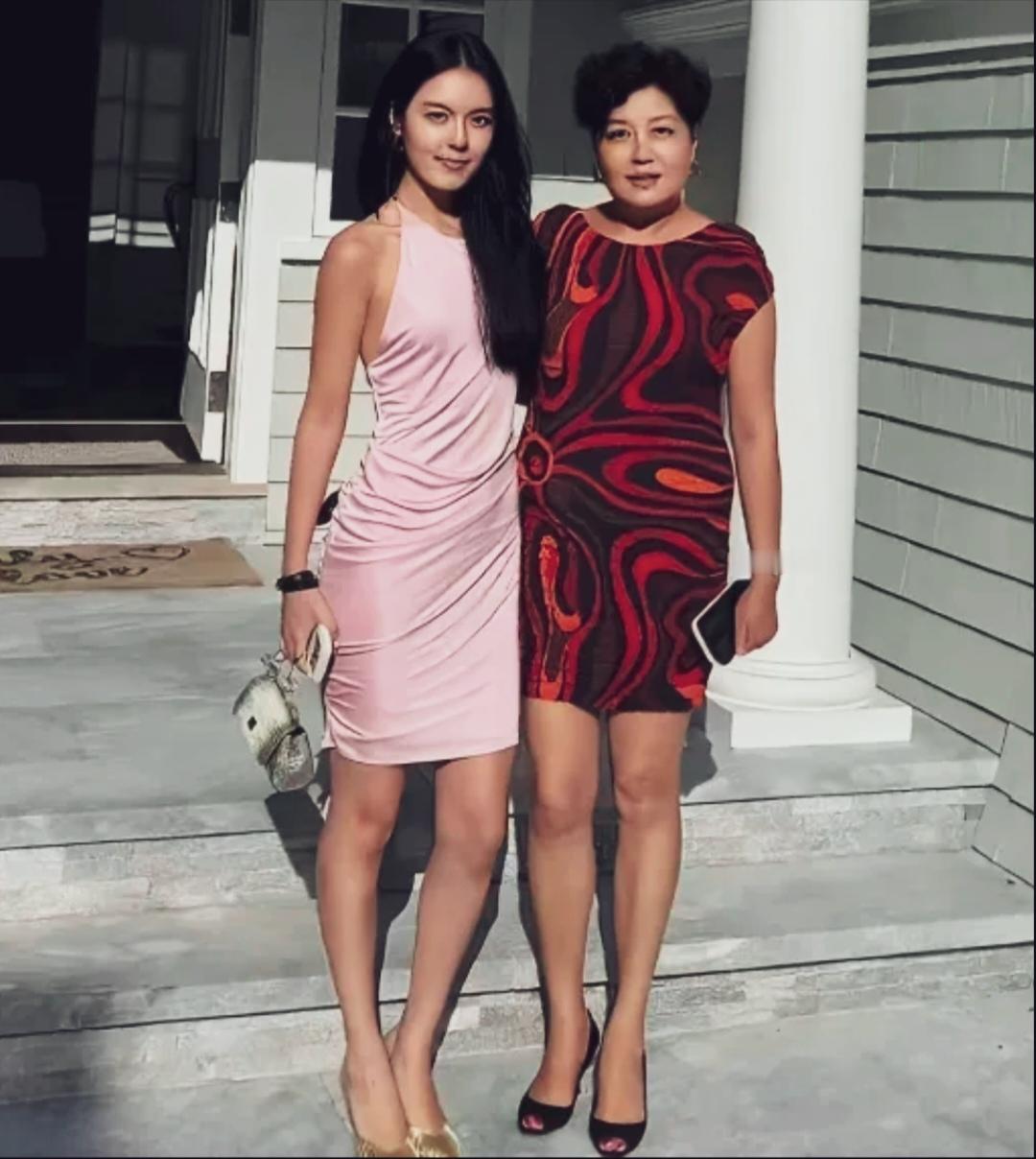 还记得主持人李咏吗？这是他的妻子哈文，还有女儿法图麦。一张别墅门前的母女合照，