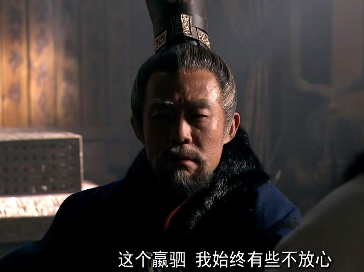 秦太后临死前下密诏，要用族法赐死长子赢虔，还让荧玉公主带卫鞅跑路保命。嬴渠梁