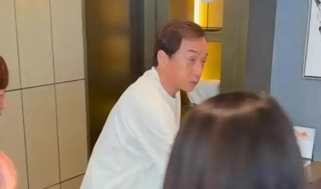 72岁成龙飞3100公里到哈尔滨，兜里揣着200多号人的下月工资明细。