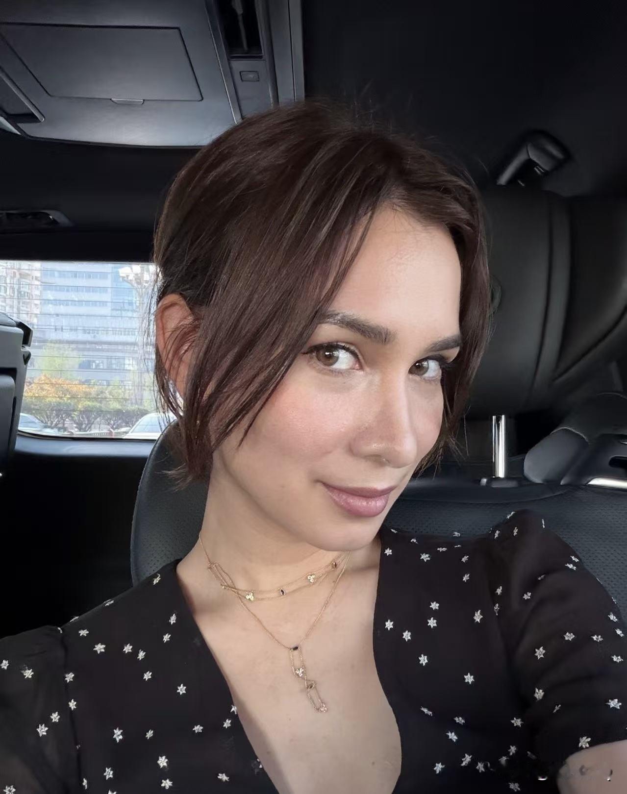 韩庚老婆卢靖姗是中美混血，她的五官立体，混血感很强，乍一看还有点撞脸贝嫂呢。