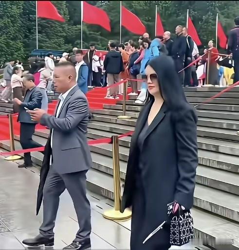 李湘这些年的穿着打扮几乎没有发生太大的变化，总是一头长发，总是戴着一副眼镜，只是