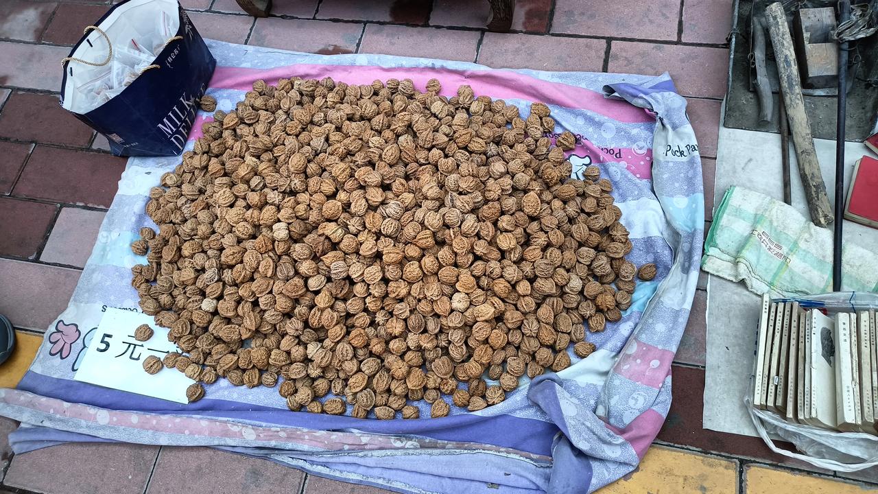 周六的保定力高古玩市场人山人海，老物件真不少！周末无事，去保定市老城区转一转，在