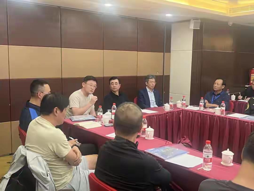 全国足球教练员研修班，未见未见董路、王晓龙，也未见邵佳一，倒是孙继海坐上了3号位