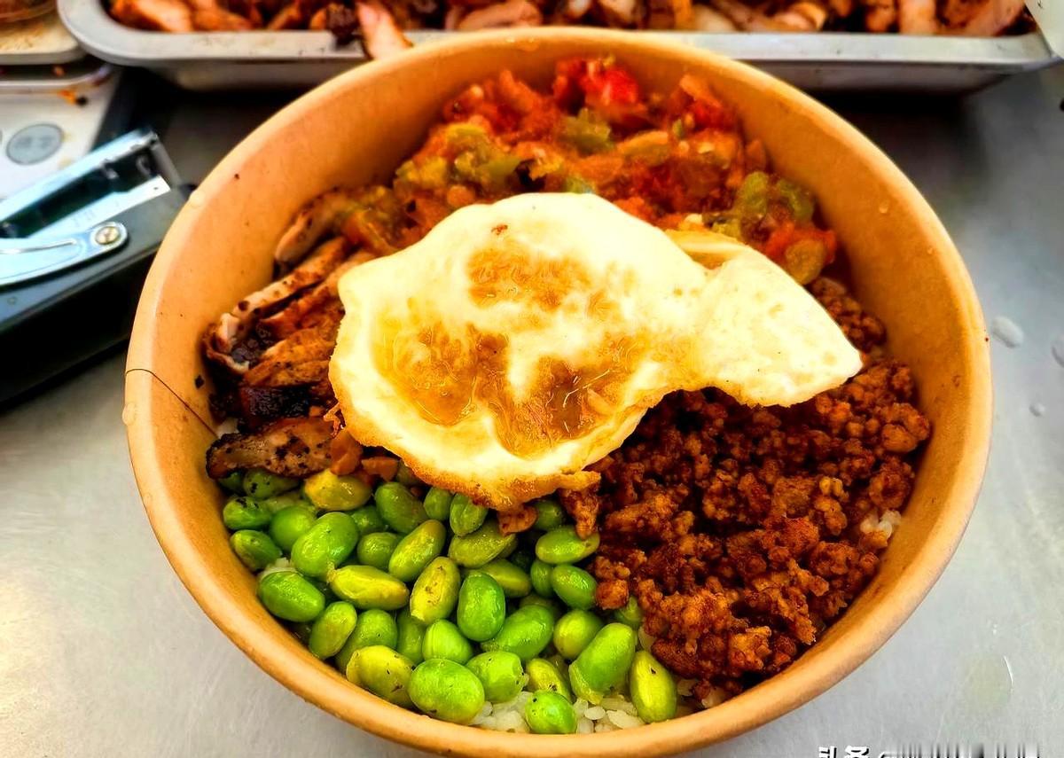 现在我已经非常熟练地用蒸盘做米饭了。刚来米线馆的时候，一看到这种蒸饭柜我就打怵