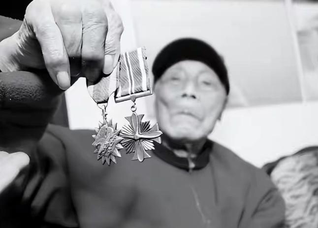 1974年，一位被关了20多年的老人刑满释放，出狱后靠蹬三轮车送货为生，谁知6年