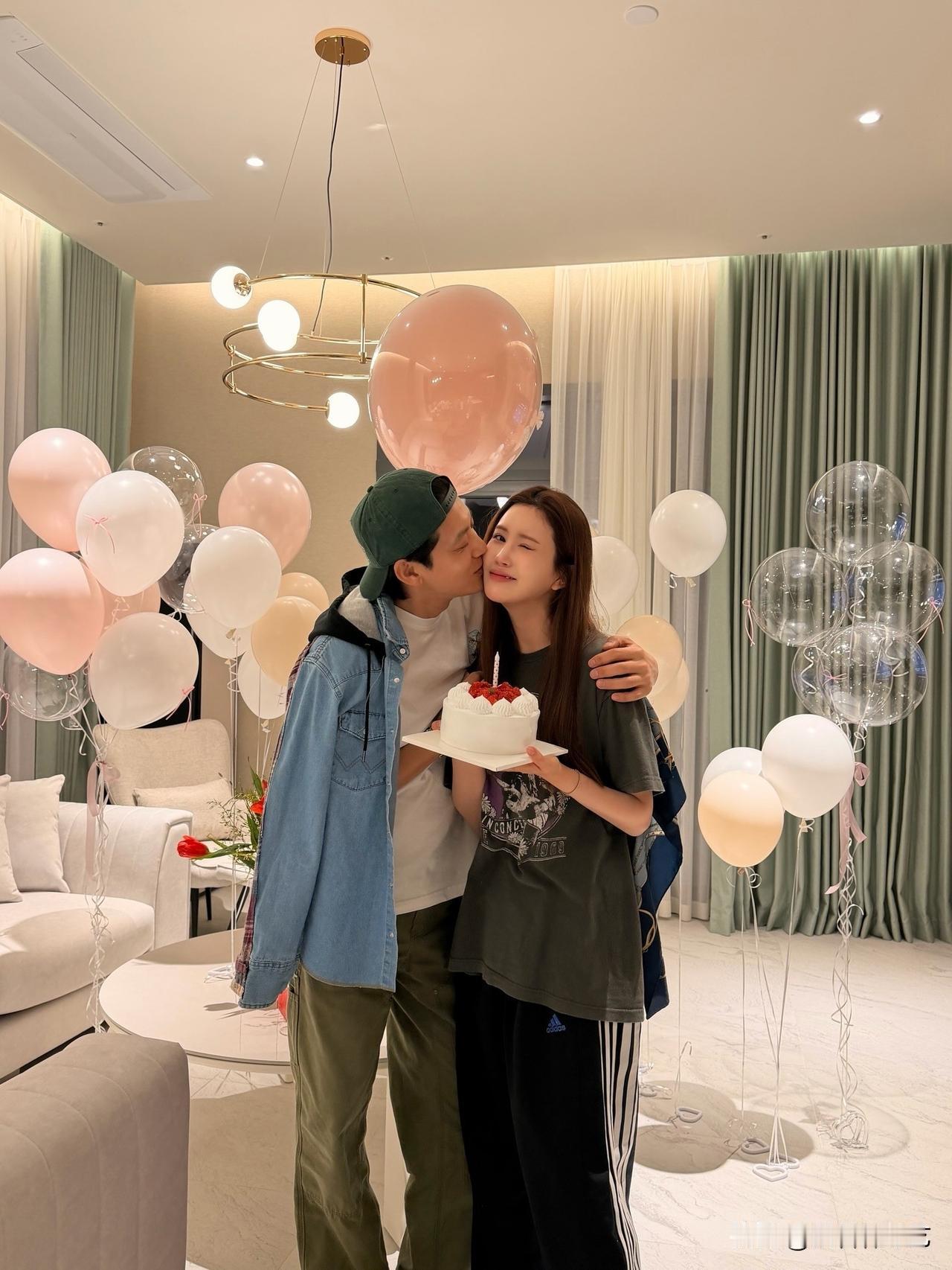 近日，演员李多海在个人Instagram上写道“在酒店度过了一个美好的生日”，并