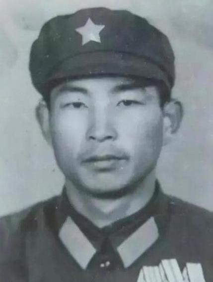 “投降吧，饶你不死！”1980年，小战士许明习被越军包围，敌人见他孤身一人，而且