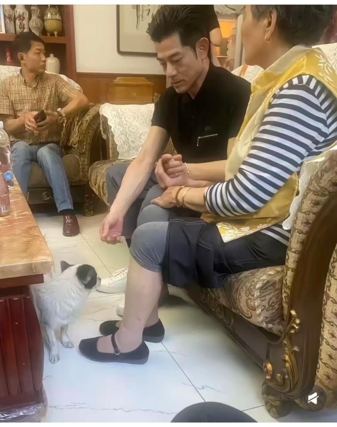 郭富城陪方媛外婆聊家常，太接地气了，真是在城随城，在乡随乡。