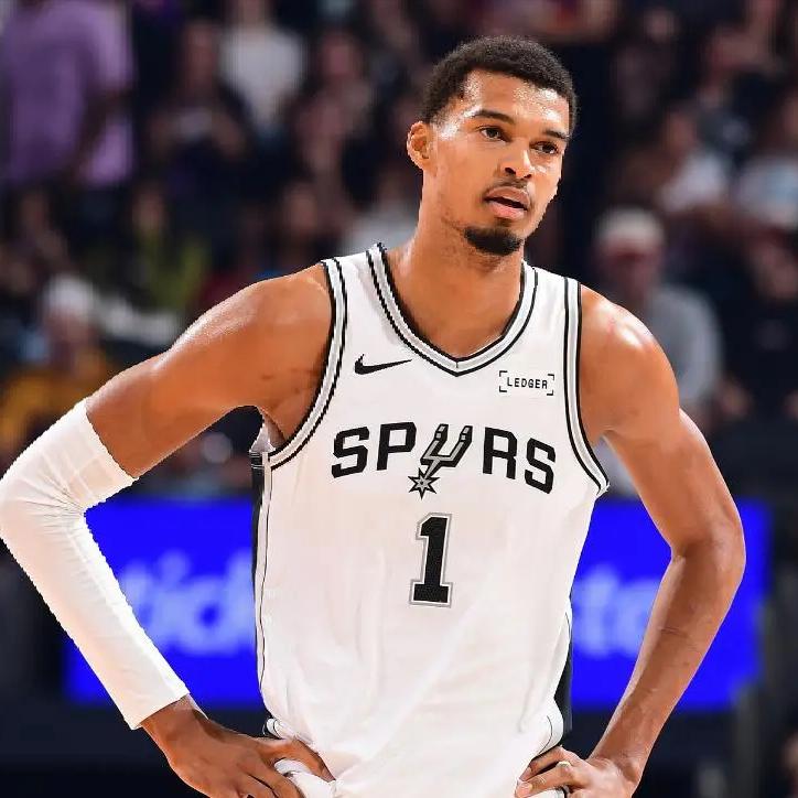 神奇不在？文班亚马11月数据：出战4场比赛，2胜2负，场均17分10.8篮板