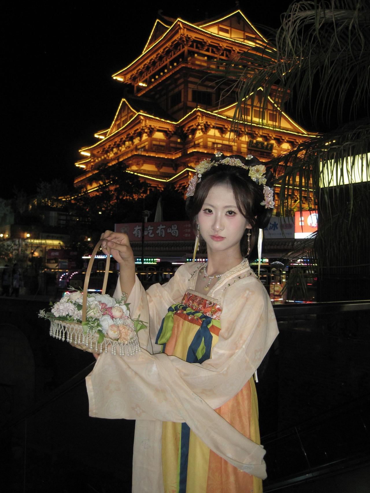 古镇偶遇，一路随拍城市夜景汉服打卡重回汉唐溶溶月唐风唐风汉服