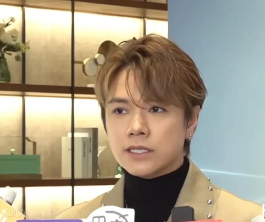 张敬轩这几天突然又上热搜了。这一次是他突然说自己要毛遂自荐当一个所谓的北上宣讲