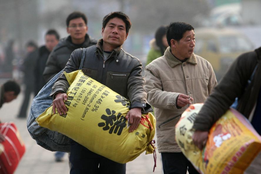 温铁军这话真是戳破了窗户纸！农民本来30万盖三层楼、八九万买辆车，日子过得舒