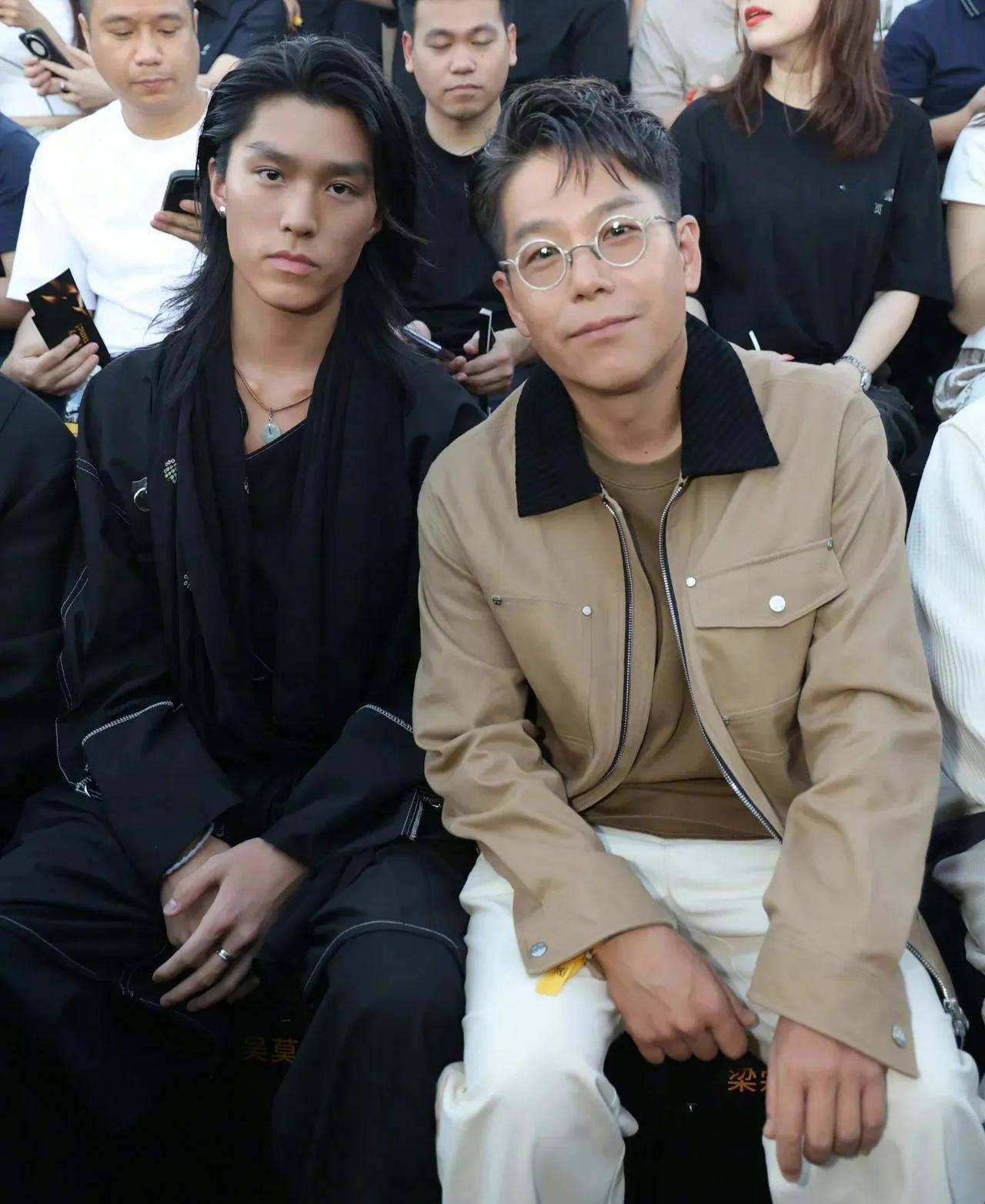 林晓峰带大儿子到泉州看秀！22岁林宝留长发野性十足，网友喊他原地出道近日，众星