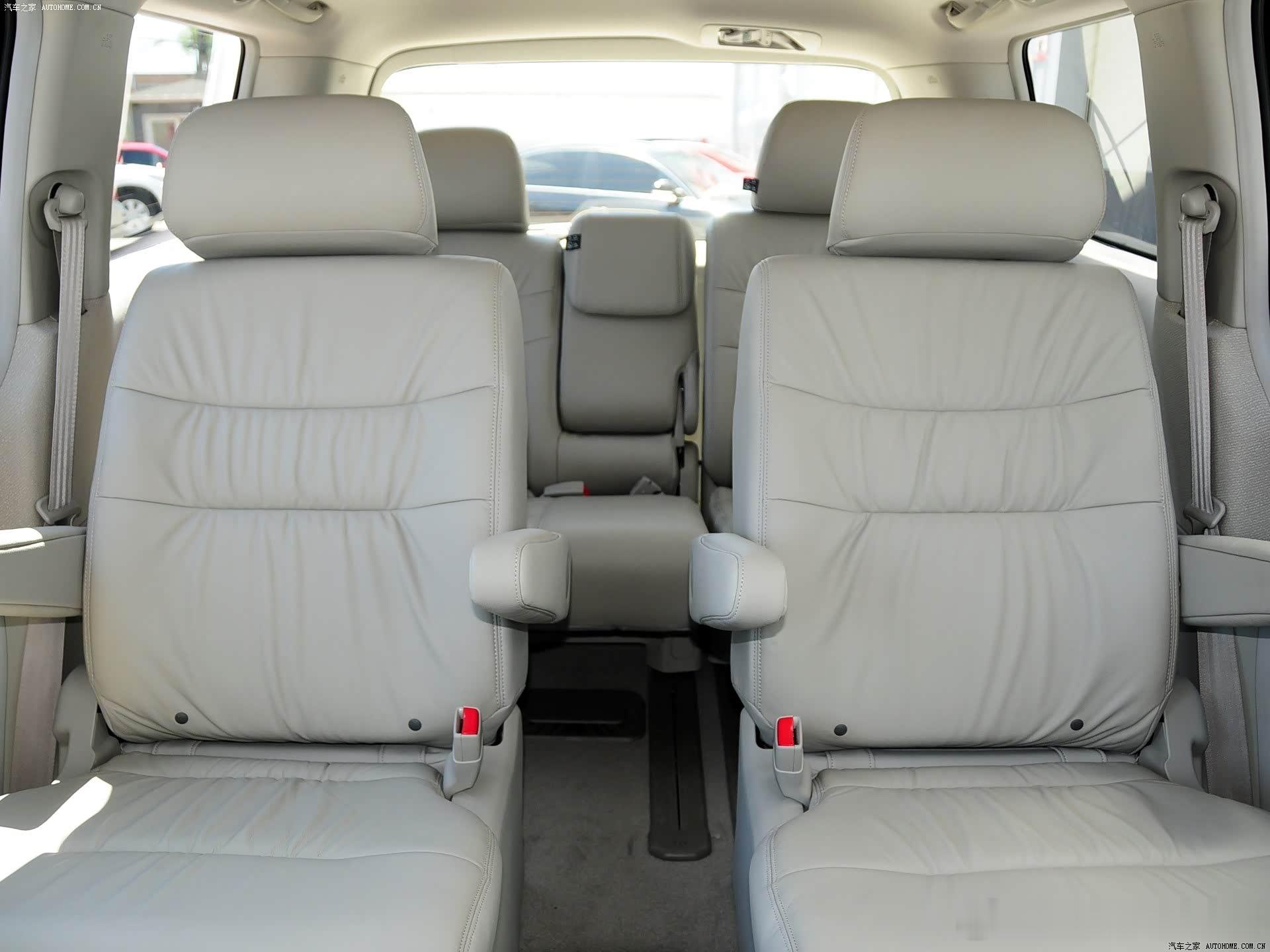 老马在路上在楼下碰到了一台白色的本田RR7真漂亮啊现在的艾力绅其实就是奥德赛换