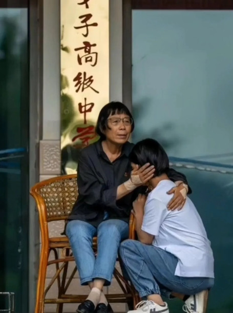 她包圆甘蔗逼学生‘往死里学’！张桂梅：一柜子土特产背后，是11万公里家访路和100万倾囊相助的师者大爱