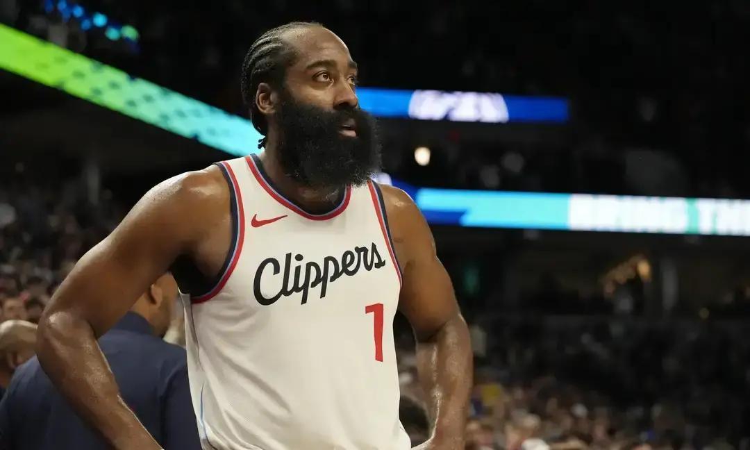 哈登的历史记录里，有俩极端得提。单赛季464次失误，这数估计没人能破。不是