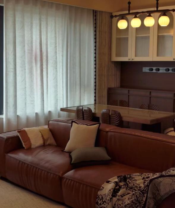 嘿，朋友咱先别急着把房产证当宝贝锁保险柜！我闺蜜当初收了房就往柜子底下一压，几