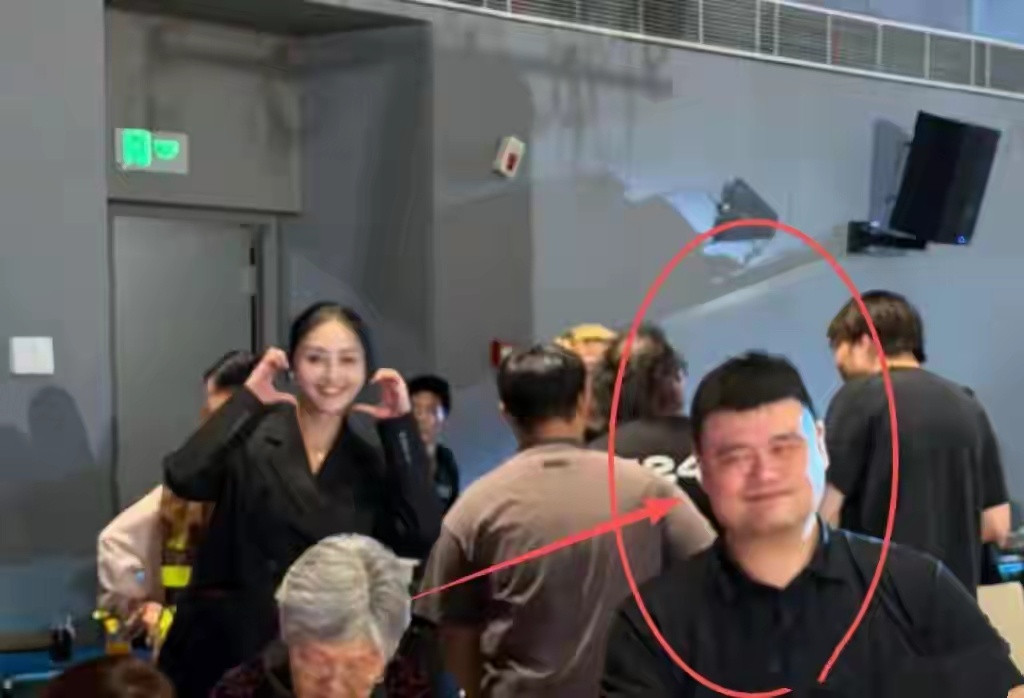 姚明陪父母回老家吃席，穿黑衣高又壮有400斤，坐大厅喝的满脸红​​​