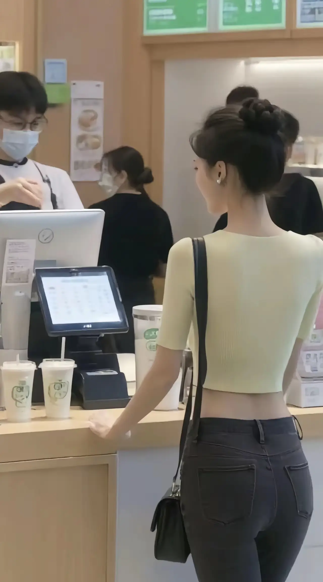 看到一个非常美的女子，情不自禁拍了下来