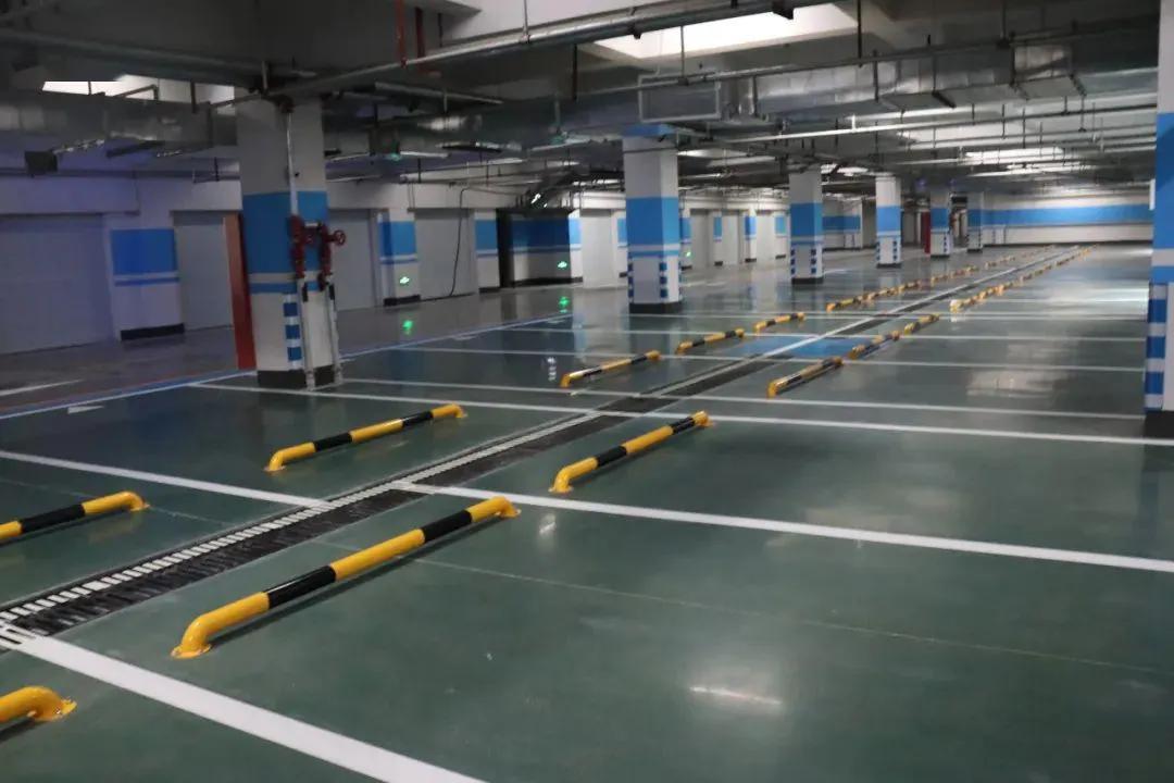 5月28日报道，上海，小伙没有固定车位，每天都因为停车发愁，邻居阿姨正好有个闲置
