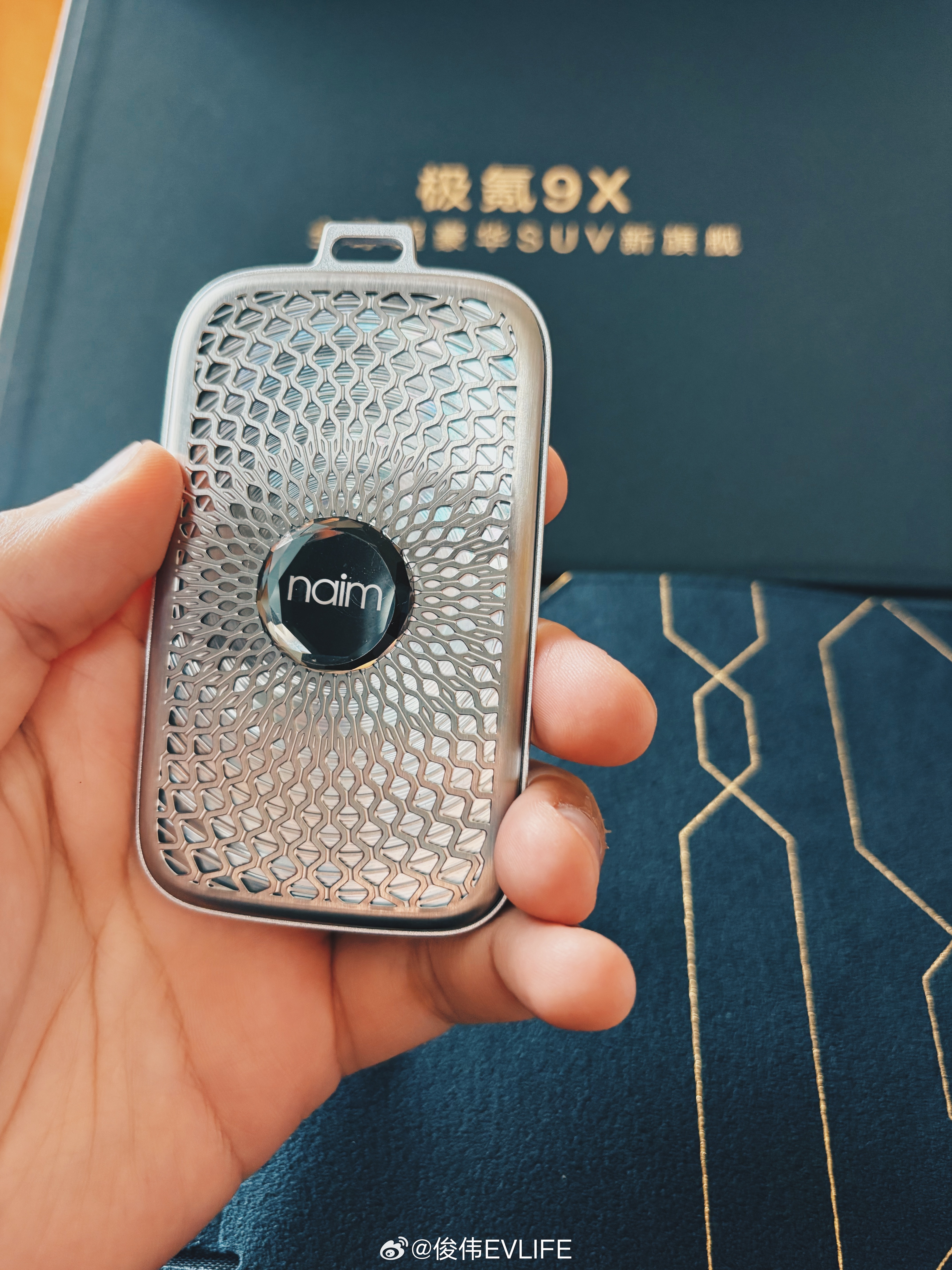 没想到发布会的物料也这么卷..极氪9X发布会媒体证致敬了极氪9X的Naim音响，