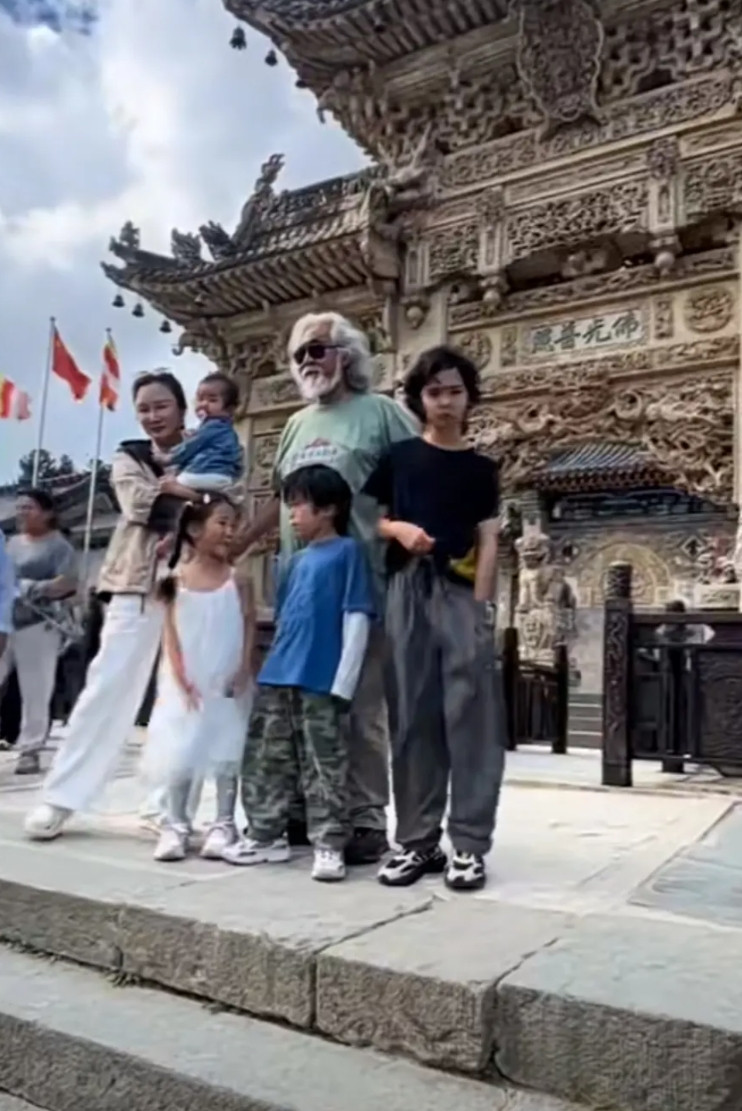 78岁的张纪中做梦都想不到自己会有这么一天吧！张纪中携娇妻带着四个娃外出旅游的