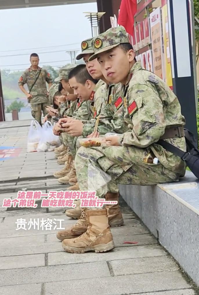泪目了！在榕江救援现场，一排参与救援的战士正坐在路边的台阶上吃饭，他们手中的饭菜