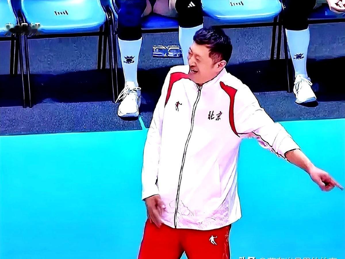 全运会女排赛场这一幕，看完谁不乐出声啊！北京对阵河南那场，二传和朱婷失配，球传得