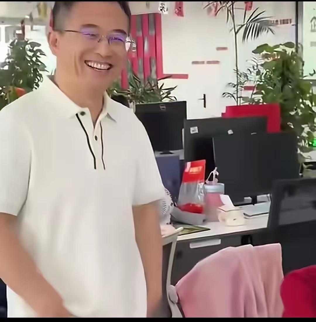 “不是冤家不聚头？”离谱！一女生和公司老板吵架后辞职，应聘到了另一家公司，结果女