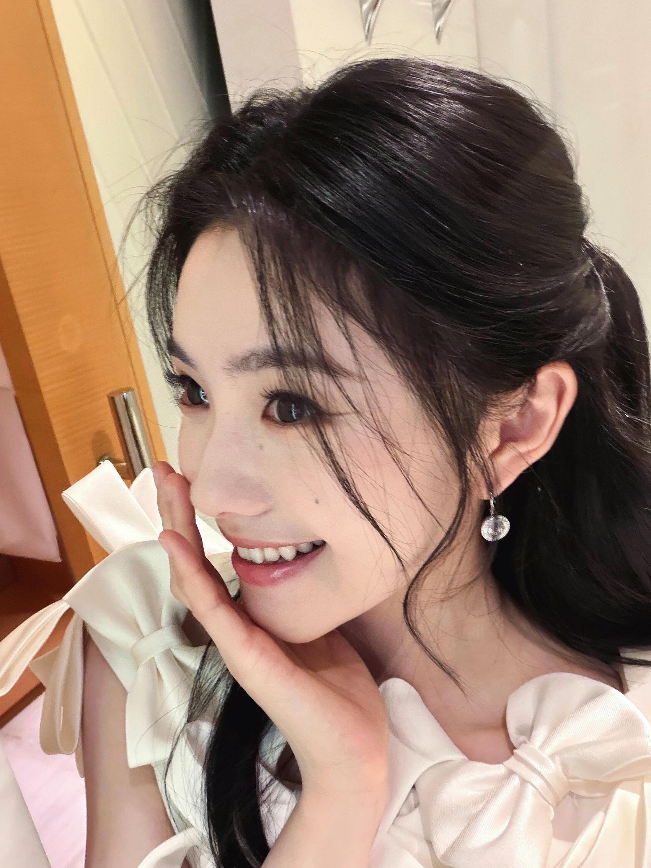 刘浩存lhc刘浩存工作花絮照这是什么人间小公主啊萌萌的笑太有感染力了，梦回当