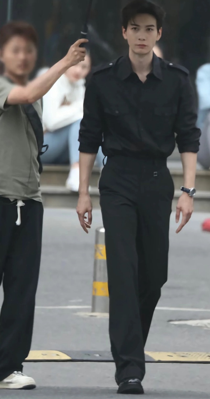 陈星旭真的很小说男主啊第一张是拍山河表里时期吧，这个状态进古装超好的！！！