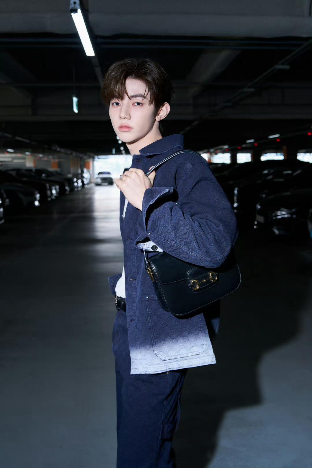 章昊┊身着GUCCI漂白GG棉质提花套装，启程佛罗伦萨，清爽的丹宁色调饱含夏日气