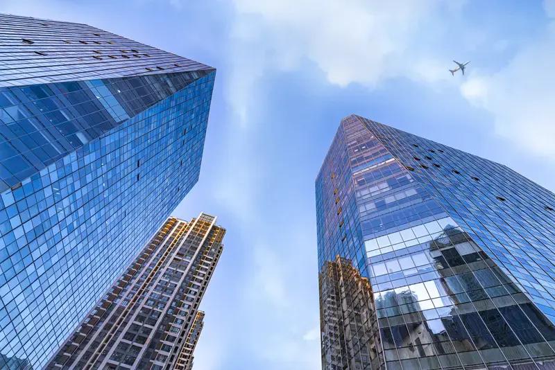 广州和深圳均为一线城市。2005年，我堂弟于深圳福田全款购置了一套110平方米的