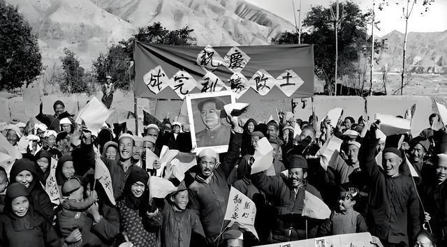 什么是真正的改革？把两千多年的封建土地私有制改为公有制，归国家和集体所有那叫改革