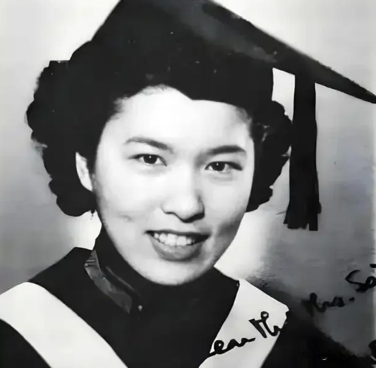 她不是被赞美的“校花”，而是被历史选择的“破壁者”。龚澎的名字，我以前在课本边