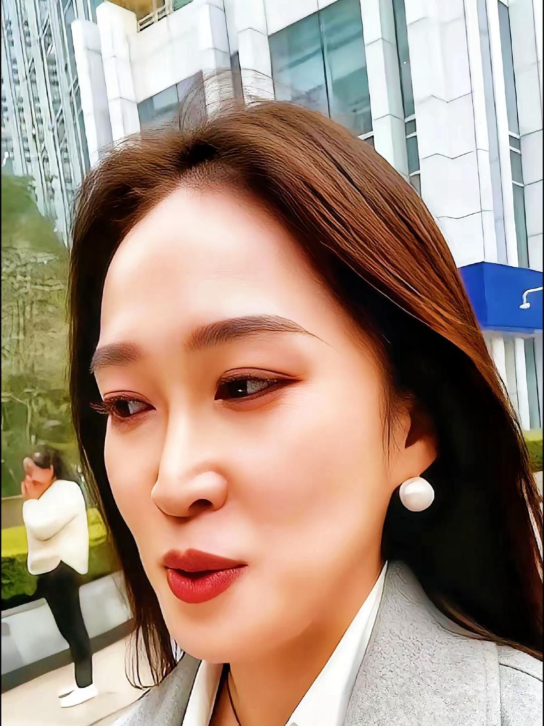 这下好了，出名了不仅东方甄选，全国网友全知道了，无论怎么捧这个悠悠，东方甄选