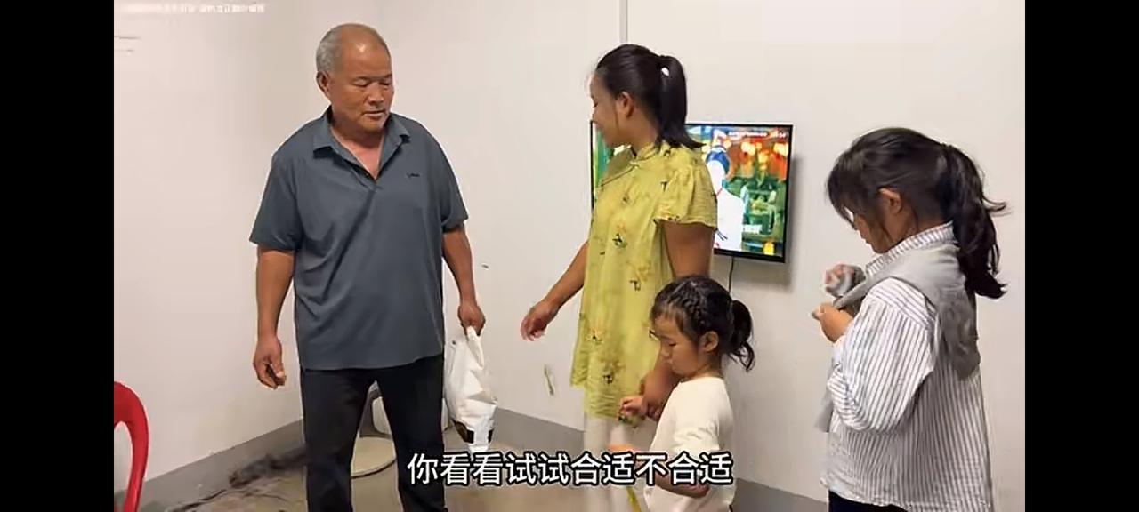 李佳回家了李佳带仨孩回家了，是给公公买了一身秋天穿的衣和裤，天气早晚的凉了，李